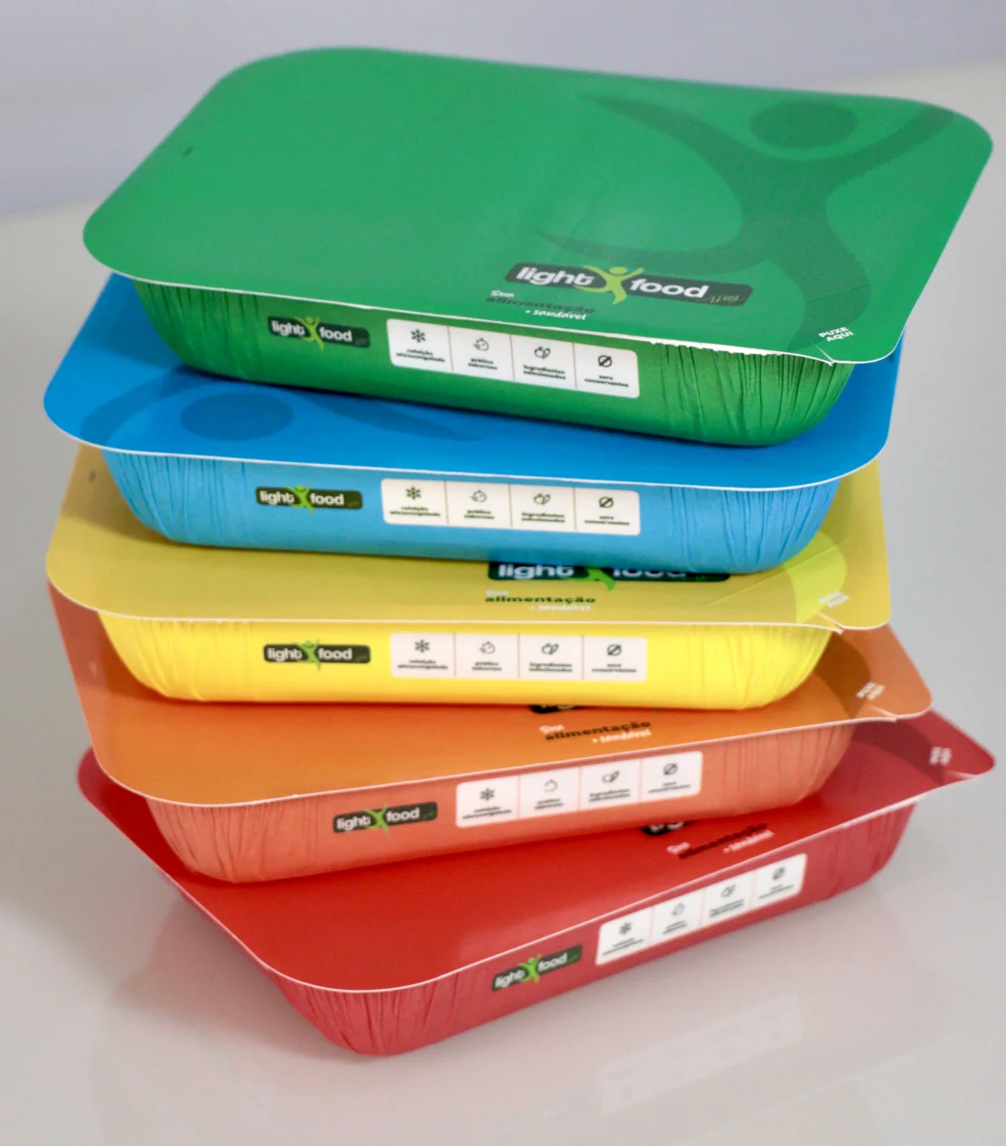 Embalagens coloridas das refeições Light Food Way empilhadas