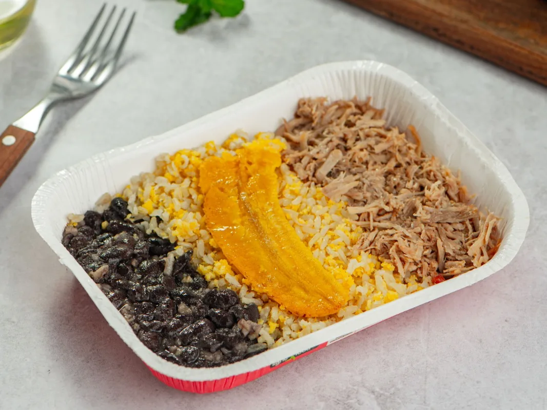 Carne desfiada com arroz, feijão preto e banana da terra — linha Bovinas da Light Food Way