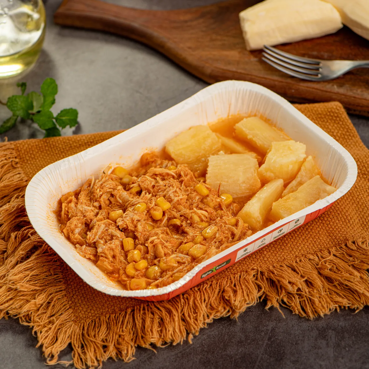 Frango desfiado ao molho com milho e mandioca, da Light Food Way