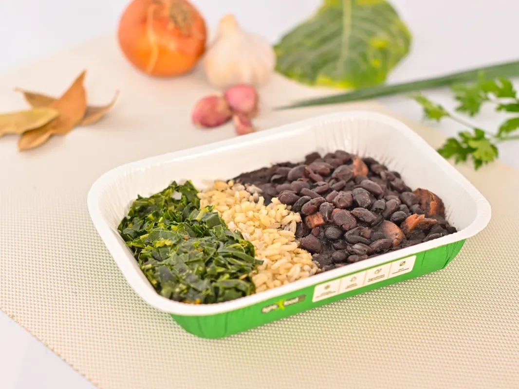 Couve refogada, arroz integral e feijão preto, da linha Veggie da Light Food Way